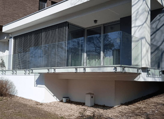 sklenené zábradlie na bodové úchyty sklofix Realizácia moderného skleneného zábradlia na balkón od Sklofix.